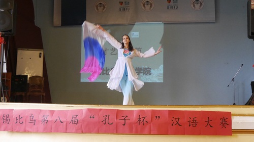 才艺展示飘扇舞 才艺展示飘扇舞