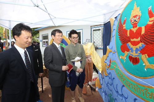 崔希亮销校长与留学生交流 崔希亮销校长与留学生交流