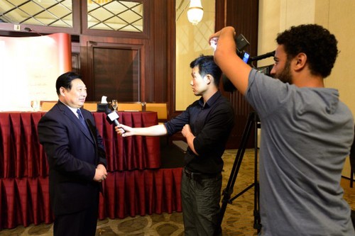 4李宇明书记接受中央电视台采访 4李宇明书记接受中央电视台采访