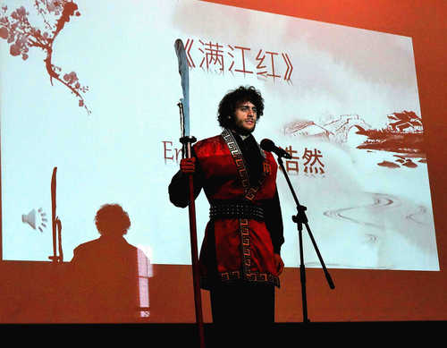 获得金奖的浩然同学进行才艺展示 获得金奖的浩然同学进行才艺展示