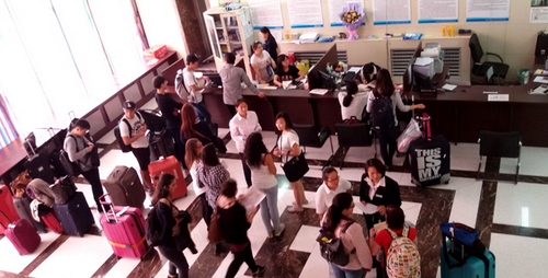 繁忙的住宿接待大厅 繁忙的住宿接待大厅