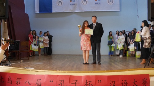 宋院长为中学生组冠军获得者颁奖 宋院长为中学生组冠军获得者颁奖