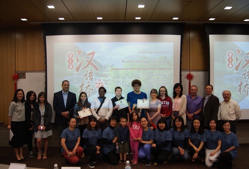 嘉宾和孔院教师与获奖选手合影留念 嘉宾和孔院教师与获奖选手合影留念