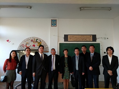 中国代表团和胡内多拉省德瓦市当地政要合影 中国代表团和胡内多拉省德瓦市当地政要合影