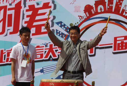 张秀峰部长敲响友谊之鼓 张秀峰部长敲响友谊之鼓