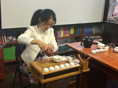 志愿者老师在为大家表演茶艺 志愿者老师在为大家表演茶艺