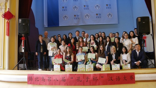 获奖选手和孔院教师合影 获奖选手和孔院教师合影