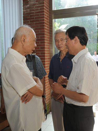 崔希亮校长与退休教师亲切交谈 崔希亮校长与退休教师亲切交谈