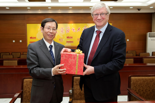 崔校长送诺丁汉特伦特校长礼品 崔校长送诺丁汉特伦特校长礼品