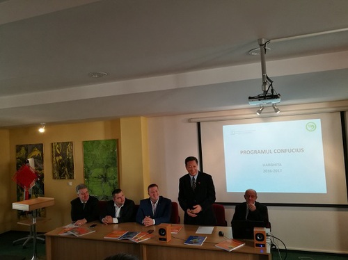 锡比乌孔子学院院长宋少峰在Kajoni中学开学典礼上发表讲话 锡比乌孔子学院院长宋少峰在Kajoni中学开学典礼上发表讲话