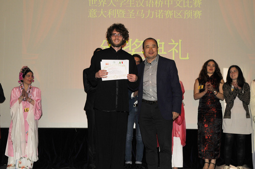 圣心孔院中方院长郁有学教授与金奖选手合影 圣心孔院中方院长郁有学教授与金奖选手合影