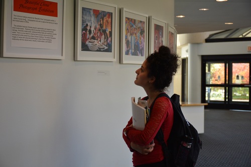 学生参观画展 学生参观画展