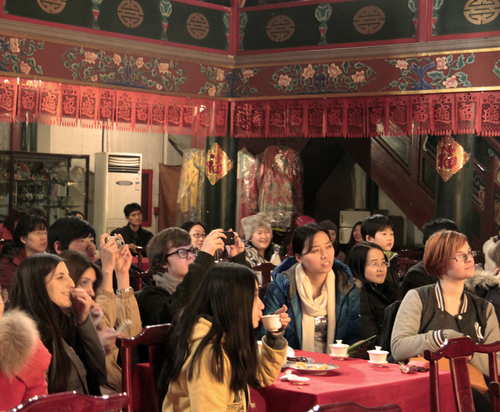 中外学生迎新春:湖广会馆赏京剧 中外学生迎新春:湖广会馆赏京剧