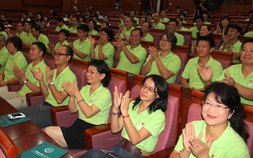 图5 学员以热烈的掌声欢迎各位与会嘉宾 图5 学员以热烈的掌声欢迎各位与会嘉宾