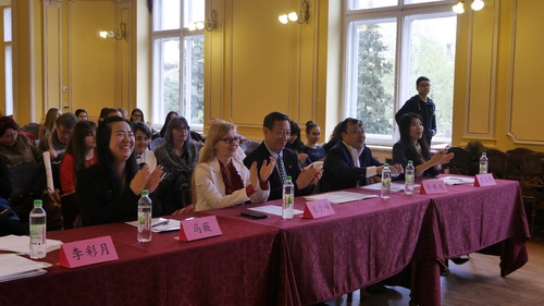 评委为学生的精彩展示鼓掌 评委为学生的精彩展示鼓掌