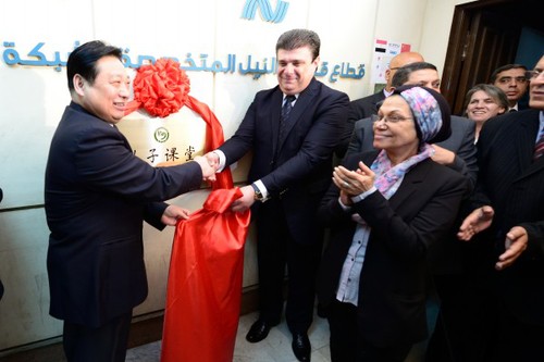1李宇明书记与埃及尼罗电视台主席侯赛因·真共同为电视孔子课堂揭牌 1李宇明书记与埃及尼罗电视台主席侯赛因·真共同为电视孔子课堂揭牌