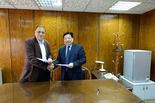 7李宇明书记代表学校与苏伊士运河大学签署协议 7李宇明书记代表学校与苏伊士运河大学签署协议