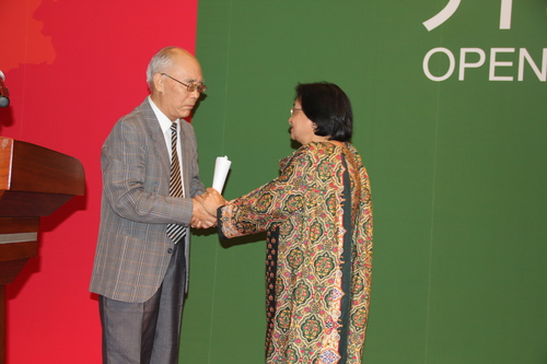 常敬宇教授与米斯巴老师亲切握手 常敬宇教授与米斯巴老师亲切握手