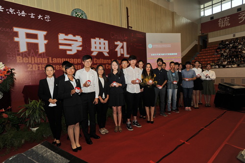 12 在校生代表与新生代表合影 12 在校生代表与新生代表合影