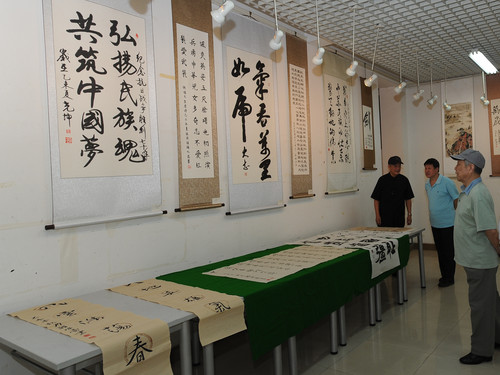 观众参观书画展 观众参观书画展