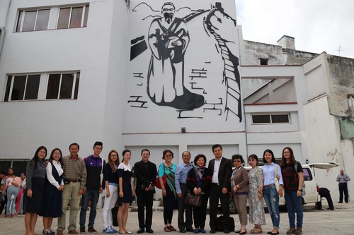 方方一行与教师合影 方方一行与教师合影