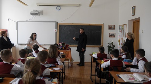 宋院长为新学期招生做宣传 宋院长为新学期招生做宣传