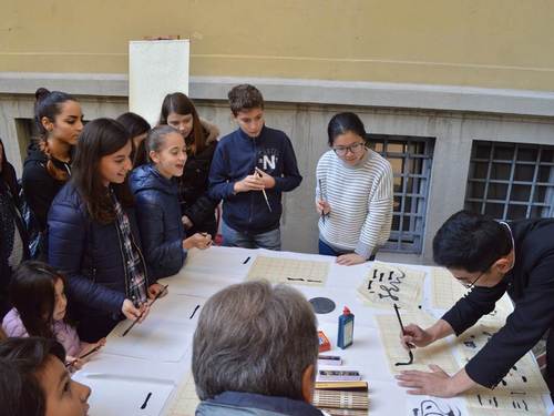 中国书法吸引了大批感兴趣的参与者 中国书法吸引了大批感兴趣的参与者