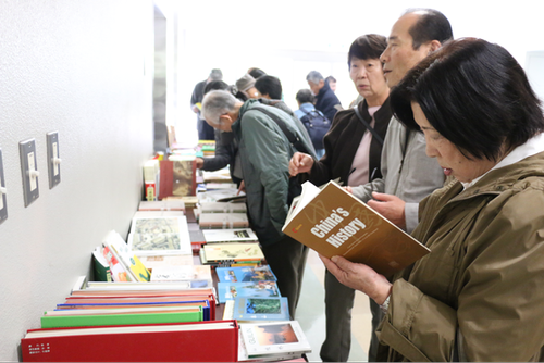 市民前来参观图书展 市民前来参观图书展
