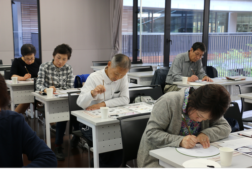 学生学习画扇 学生学习画扇