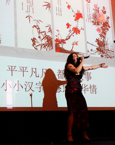 圣心孔院参赛选手艺烁忘情歌唱 圣心孔院参赛选手艺烁忘情歌唱