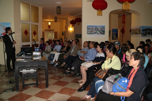 聚精会神的听众 聚精会神的听众