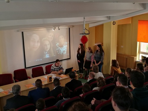 三名罗马尼亚学生与全体师生分享在中国度过的美好时光 三名罗马尼亚学生与全体师生分享在中国度过的美好时光