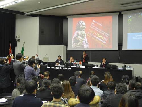 中国人民共和国驻米兰总领馆总领事王冬(右二)致辞 中国人民共和国驻米兰总领馆总领事王冬(右二)致辞