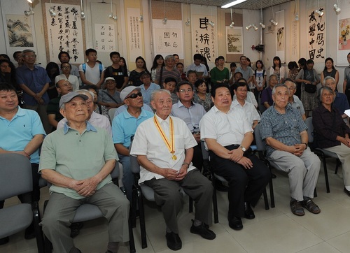 校领导与抗战老兵参加书画展开幕式 校领导与抗战老兵参加书画展开幕式