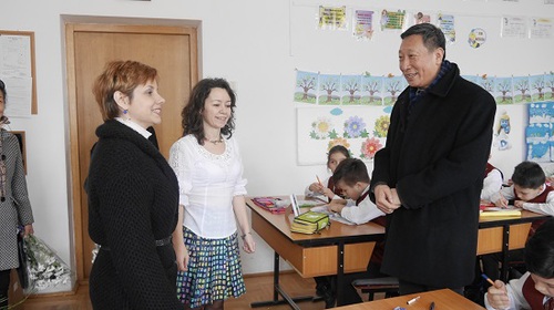 宋院长为当地中小学女教师送节日祝福 宋院长为当地中小学女教师送节日祝福