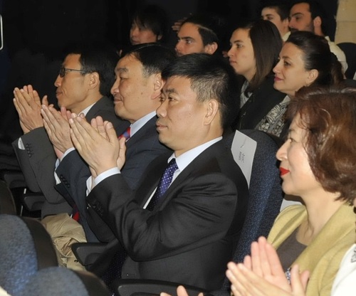 宋雪峰总领事、罗平参赞观看比赛 宋雪峰总领事、罗平参赞观看比赛