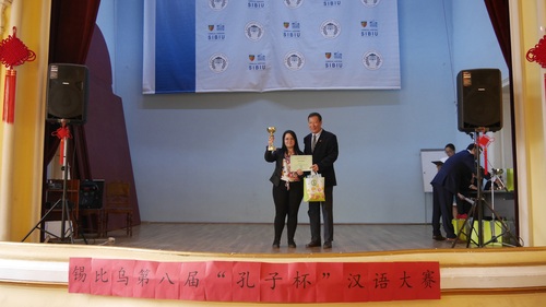 宋少峰院长为大学生组冠军获得者颁奖 宋少峰院长为大学生组冠军获得者颁奖