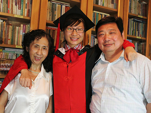 2011年女儿获取博士学位时一家人合影 2011年女儿获取博士学位时一家人合影