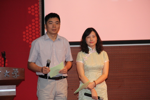 主持人宣布比赛开始 主持人宣布比赛开始