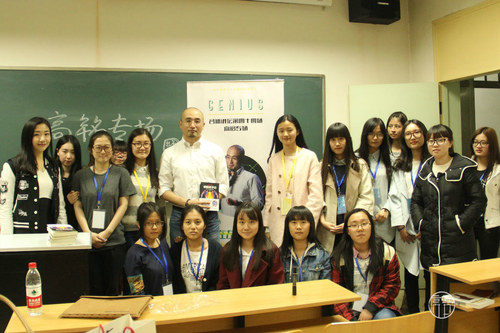 高铭老师与工作人员合影 高铭老师与工作人员合影