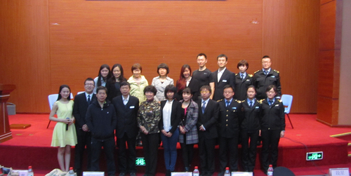 与会嘉宾与同学代表合照 与会嘉宾与同学代表合照