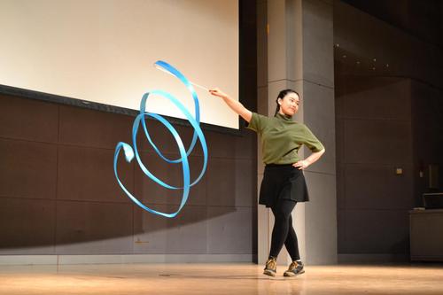 选手进行才艺展示 选手进行才艺展示