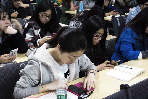 现场同学尝试Myouth功能 现场同学尝试Myouth功能