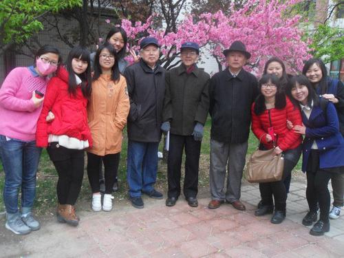 菊花桃前的合影 菊花桃前的合影