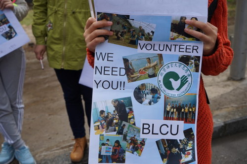 工作人员展示以往国际学生志愿者活动照片及简介 工作人员展示以往国际学生志愿者活动照片及简介