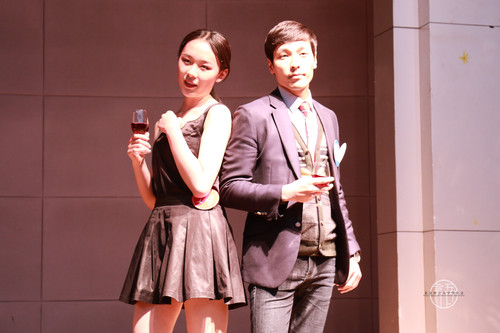 选手进行合作走秀 选手进行合作走秀