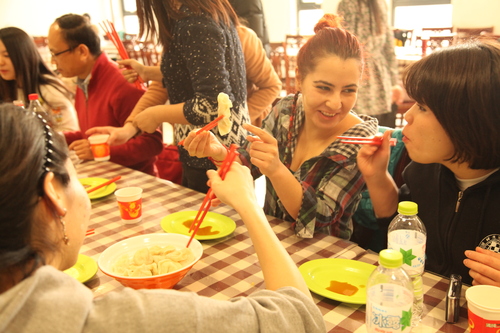 中外研究生品尝劳动成果 中外研究生品尝劳动成果