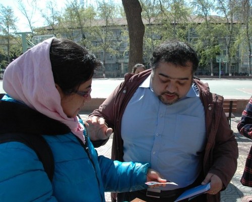 来往行人翻阅活动宣传手册 来往行人翻阅活动宣传手册