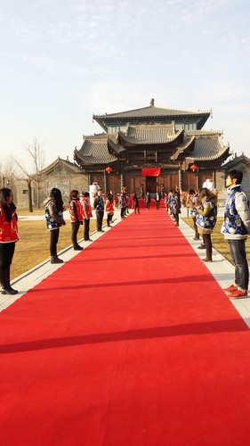 北语志愿者在书院门口列队迎接与会嘉宾 北语志愿者在书院门口列队迎接与会嘉宾