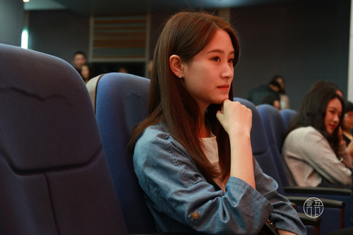 评委悉心观看指导 评委悉心观看指导